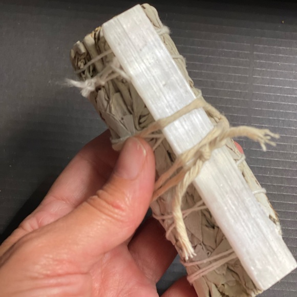 NWT New Beginnings Await: 4-Pack Smudge Stick & Crystal Gift Box - Picture 3 of 5